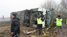 Vážná nehoda uzavřela na silnici I/7 u Panenského Týnce. Havaroval zde autobus se školními dětmi. 