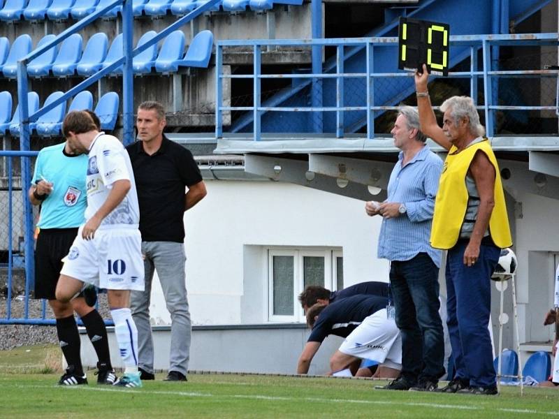 SK Kladno (v bílém) vyřadilo z MOL Cupu Karlovy Vary, vyhrálo 2:0.