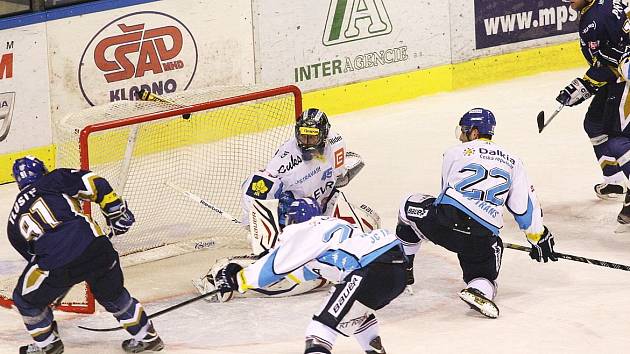 Kladno - Vítkovice. Jiří Tlustý (vlevo) zakončuje skvělou přihrávku Pavla Patery a zvyšuje na 3:1. 