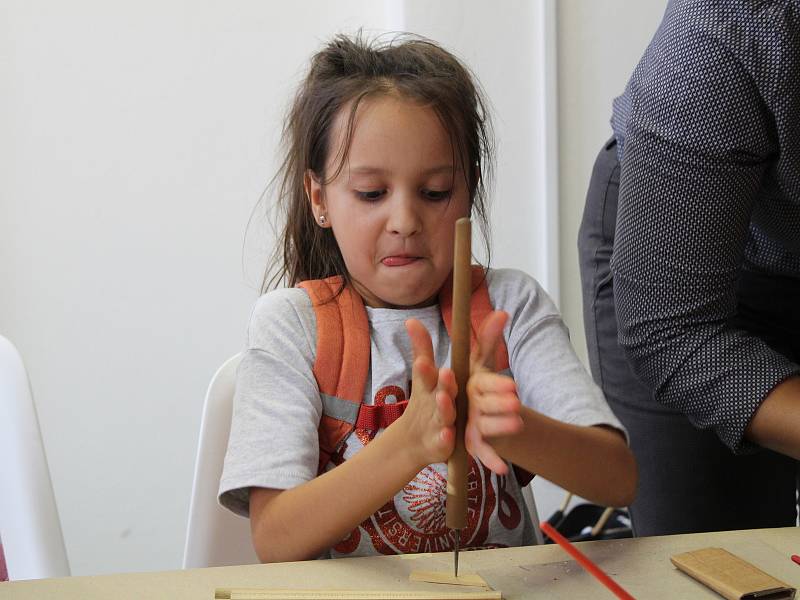 S výrobou loutek pomáhala lidem Yuko Takahashi.