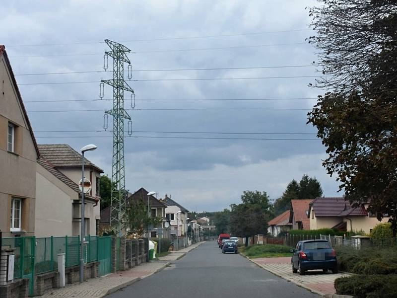 Ulice Na Chmelnici ve Slaném, kde se vážně zranil cyklista bez ochranné přilby.