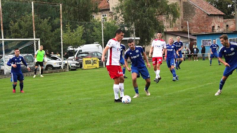 Pohárový šok: třetiligové Velvary (v modrém) vyřadily z MOL Cupu prvoligové Pardubice.