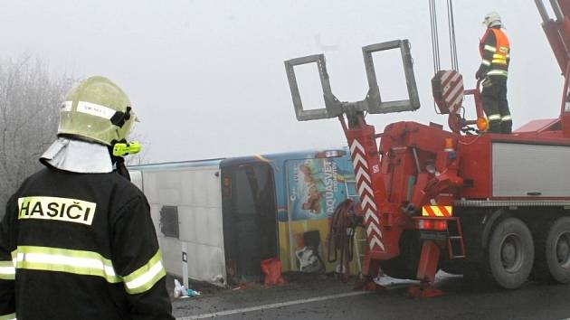 Nehoda autobusu s dětmi na I/7