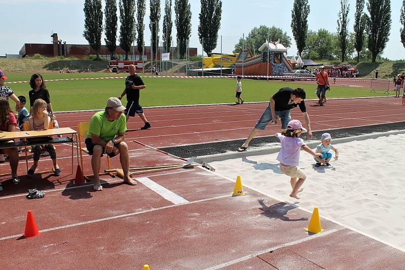 Dětský den plný sluníčka a hasičské pěny se ve Slaném vydařil 