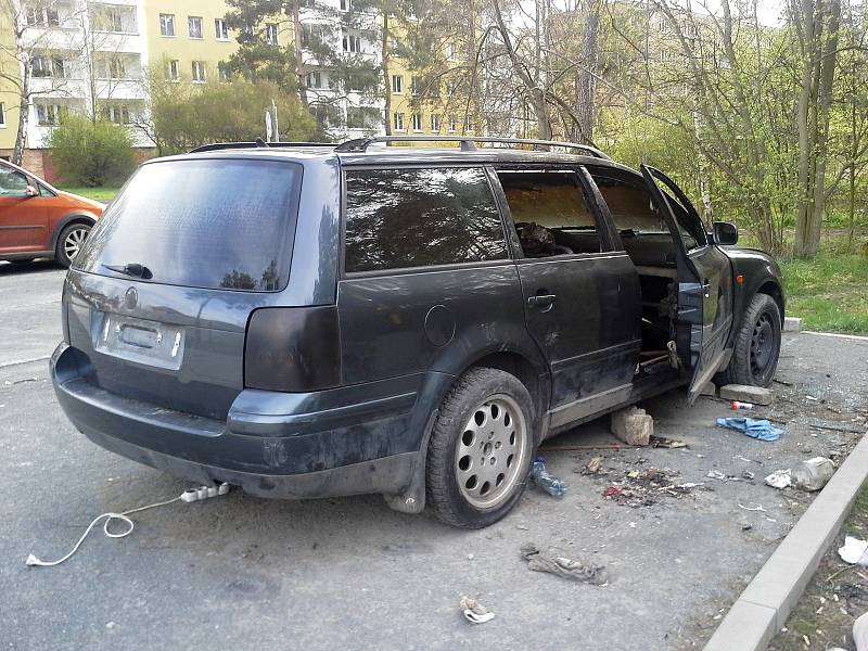 Autovraky hyzdí ulice Kladna, za jejich odklizení platí město statisíce korun.