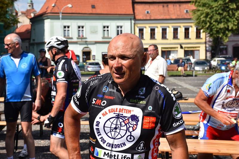 Již podeváté projíždí peloton cyklistické akce Na kole dětem, která pomůže onkologicky nemocných dětí, naší republikou.