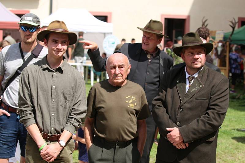 Myslivci z Unhoště na Národních mysliveckých slavnostech v zámku Ohrada.