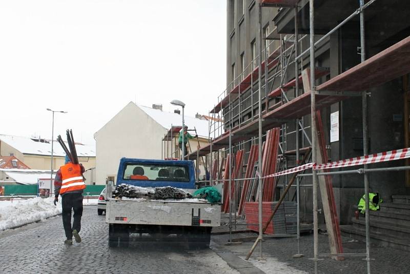 Obchodní akademii obestavěli lešením, měla by se dočkat nové střechy.