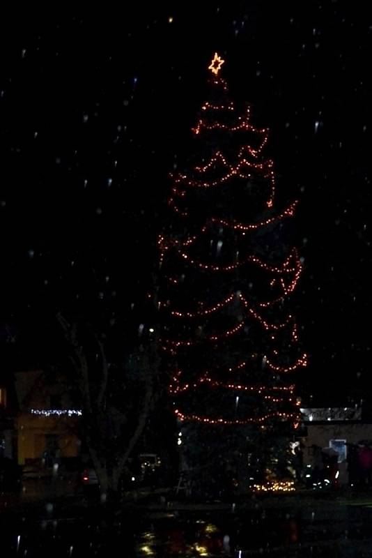 Tradiční rozsvěcení vánočního stromku v Tuchlovicích.