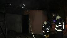 Pondělní požár bývalé garáže v areálu vlakového nádraží ve Slaném