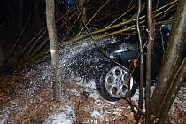 Nehodu tří aut způsobil řidič Alfy Romeo, který ujížděl policejní hlídce. Auto začalo po nehodě hořet.