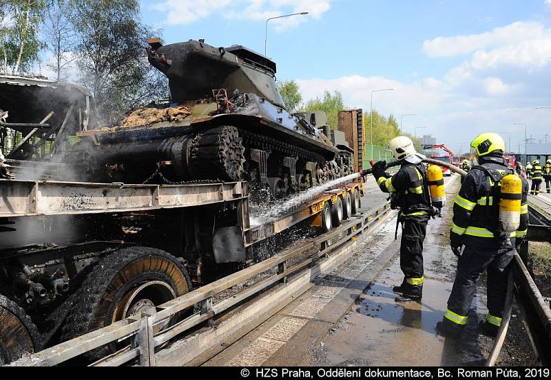 Požár autobusu a tahače na Pražském okruhu.