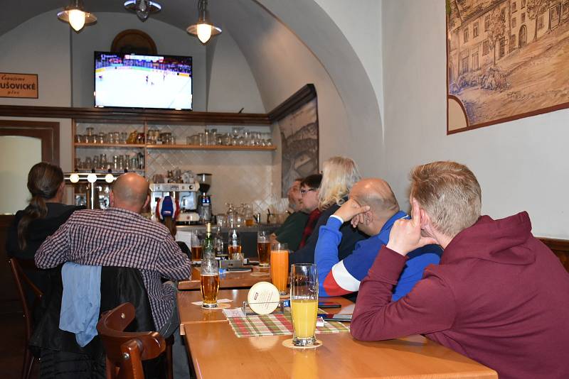 Čeští fanoušci bedlivě sledují semifinále mistrovství světa ve slánské hospodě.