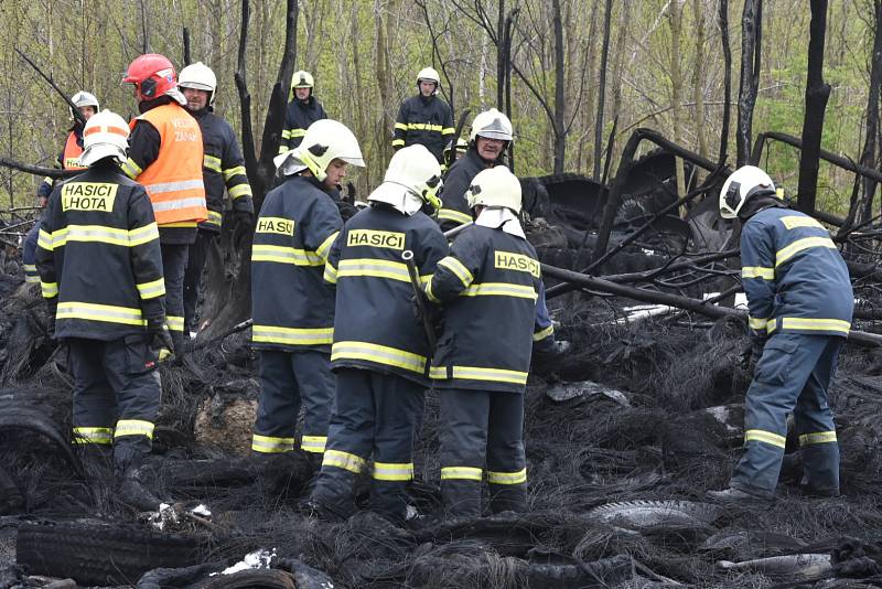 V areálu bývalé Poldovky v Kladně někdo zapálil skládku asi pět stovek pneumatik.