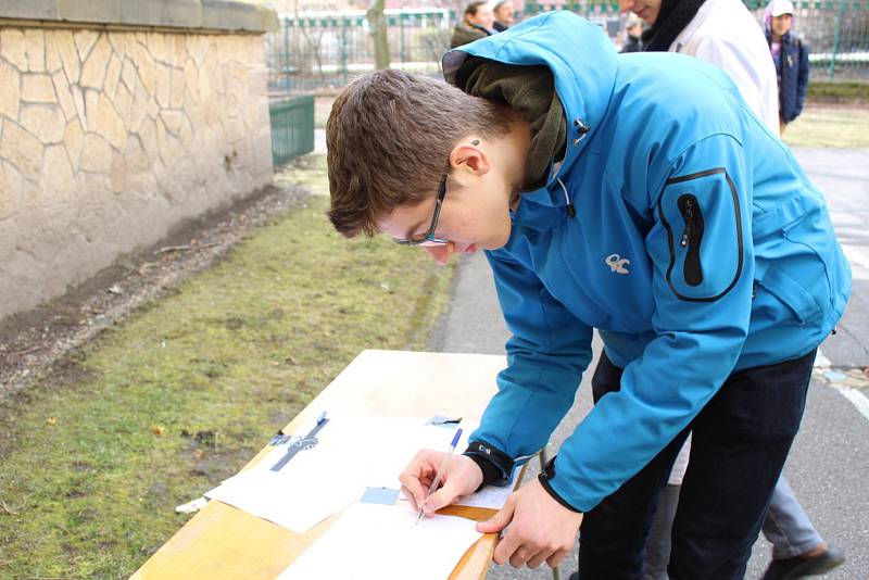 Ve dvoře Gymnázia Kladno stávkovaly stovky studentů.