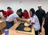 Žáci vrapického učiliště se učí vařit podle italských kolegů.