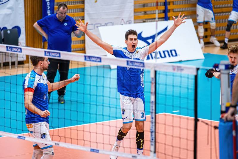 Volejbalové Kladno (v modrém) podlehlo pražským Lvům také v předsilvestrovské odvetě, 1:3.