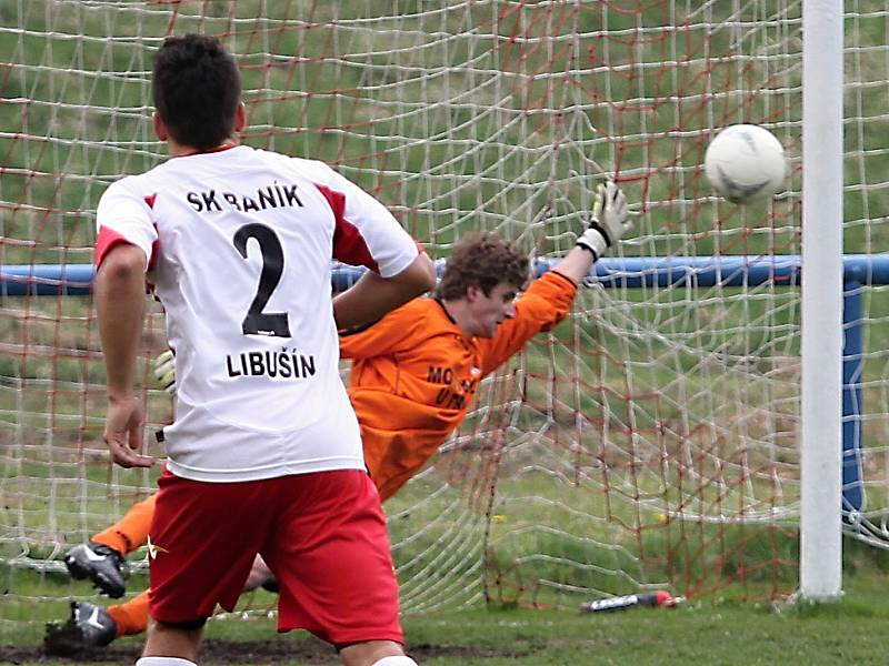 Na dobře kopnutou penaltu brankář Baníku nedosáhl, ač směr vystihl // Baník Libušín - SK Zichovec  2:1 (1:1), utkání OP Kladno, tř. 2011/12, hráno 21.4.2012