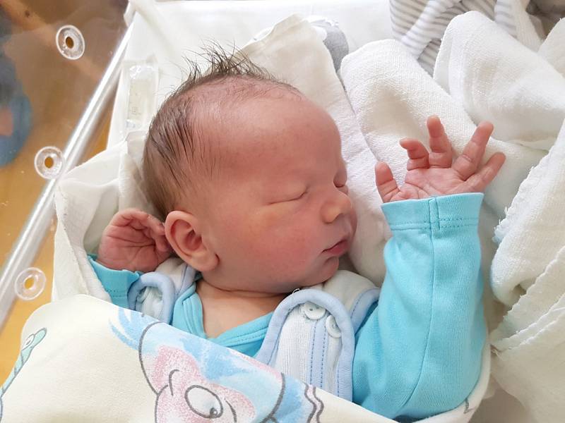 TOMÁŠ BENEŠ, LOUNY. Narodil se 1. května 2018. Po porodu vážil 3,93 kg a měřil 53 cm. Rodiče jsou Andrea Žáčková a Tomáš Beneš. (porodnice Slaný)