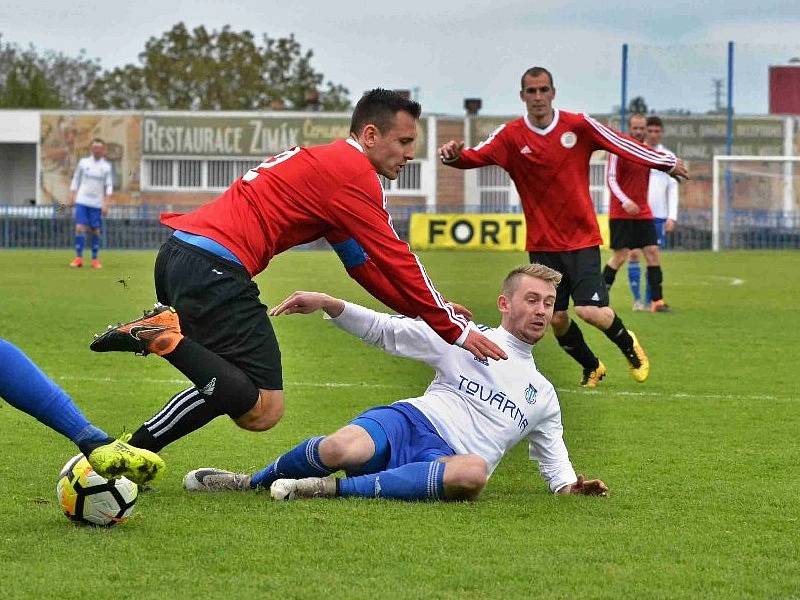 Krajský přebor: Slaný (v bílém) přejelo doma Hvozdnici 6:1.