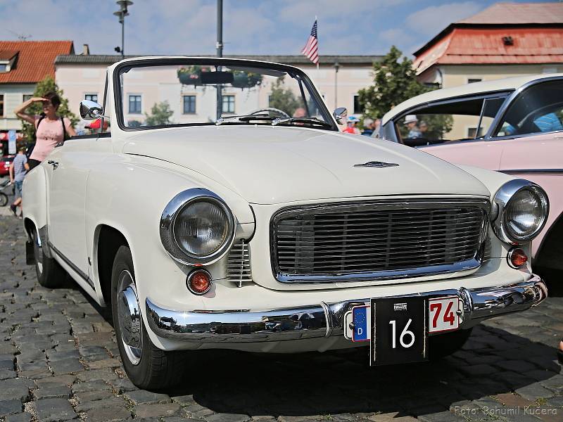 Výstava veteránů na náměstí Starosty Pavla v Kladně, před startem sobotní etapy // 2. ročník Veteran rallye Kladno