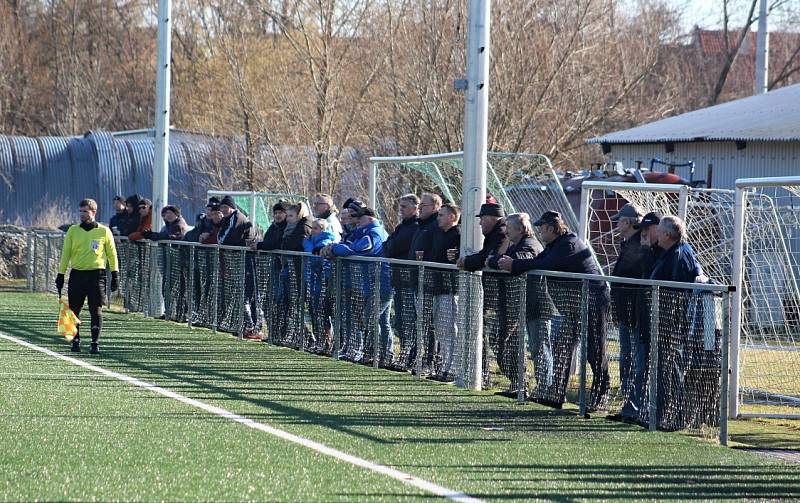 Zimní příprava: Velvary (v modrém) přehrály doma Králův Dvůr vysoko 5:0.