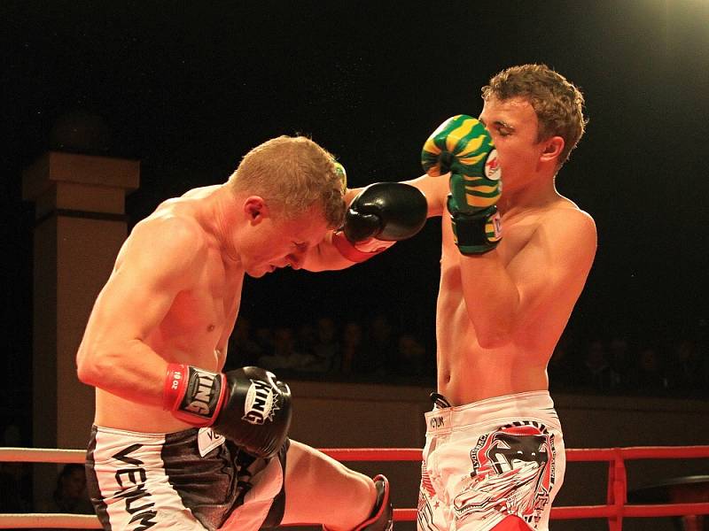 Real Fight Night. Galavečer boxu a kickboxu proběhl v zajímavém prostředí zahrady u kladenského zámku 15. 9. 2012