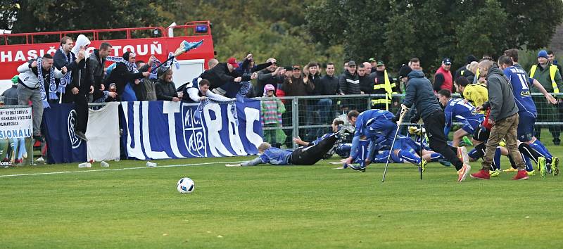 Hráči SK Kladno se svými Ultras slaví cenné vítězství // Sokol Hostouň - SK Kladno 1:3, Divize B, 8. 10. 2017