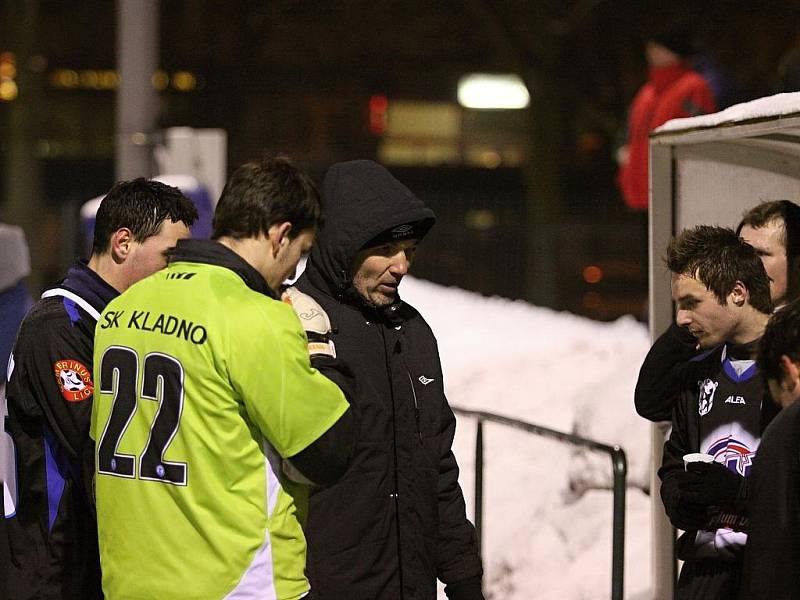 Asistent trenéra František Sluka  samozřejmě využil přestávku k taktické poradě // SK Kladno a FK Králův Dvůr 2:1 (1:1), utkání Vyšehrad cup 2011, hráno 2.2.2011