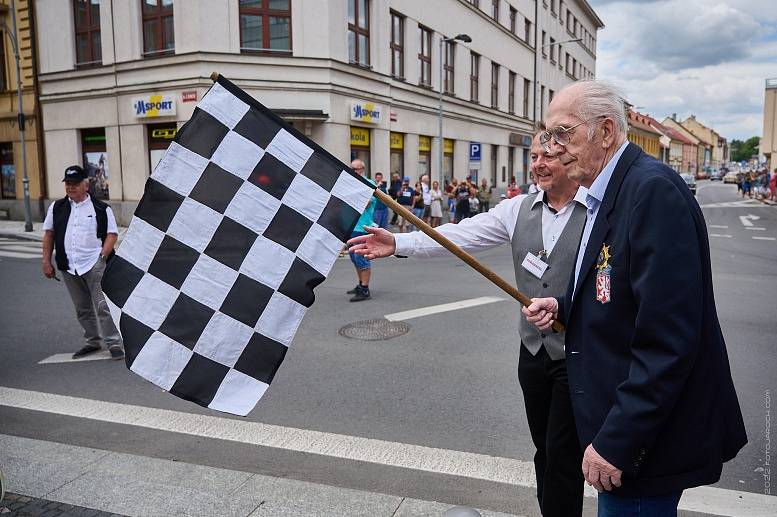 Veteránský závod Slánský okruh 2022 byl plný legend a věnovaný značce Praga.