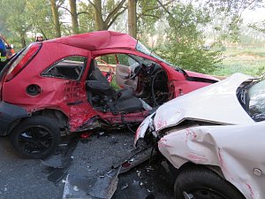 Tragická pondělní nehoda Opela Corsy se Škodou Fabia u Doks