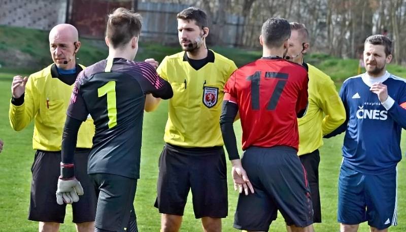 I. B třída: Švermov (v červeném) si poradil doma  s Braškovem 2:0.  Rozhodčí Stádník, Pejša a Svoboda