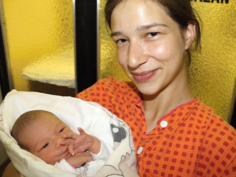  Ema Kmoníčková, Slaný. Narodila se 26. července 2013. Váha 3,00 kg, míra 46 cm. Rodiče jsou Nikola Kmoníčková a Miroslav Dragoun (porodnice Slaný). 