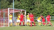 Nováček krajského přeboru Libušín (v červeném) v prvním kole nečekaně doma přehrál obhájce prvenství Poříčí 3:2 na penalty.