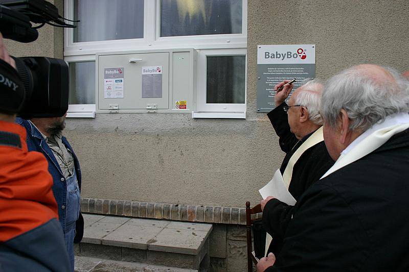 ZAHÁJENÍ PROVOZU slánského babyboxu provázela především dobrá nálada. Autor projektu Ludvík Hess je, kromě jiného, velký bavič