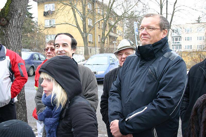 ZAHÁJENÍ PROVOZU slánského babyboxu provázela především dobrá nálada. Autor projektu Ludvík Hess je, kromě jiného, velký bavič