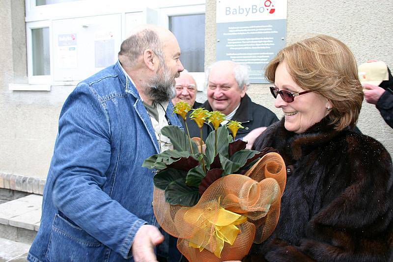 ZAHÁJENÍ PROVOZU slánského babyboxu provázela především dobrá nálada. Autor projektu Ludvík Hess je, kromě jiného, velký bavič