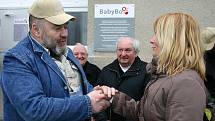 ZAHÁJENÍ PROVOZU slánského babyboxu provázela především dobrá nálada. Autor projektu Ludvík Hess je, kromě jiného, velký bavič