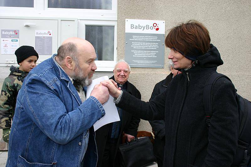 ZAHÁJENÍ PROVOZU slánského babyboxu provázela především dobrá nálada. Autor projektu Ludvík Hess je, kromě jiného, velký bavič