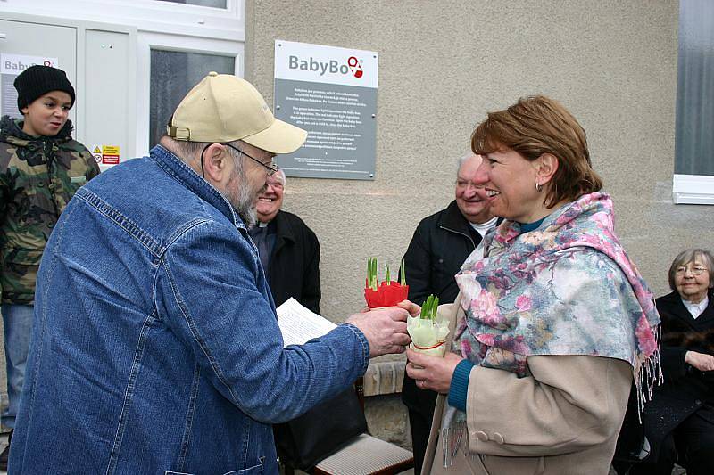 ZAHÁJENÍ PROVOZU slánského babyboxu provázela především dobrá nálada. Autor projektu Ludvík Hess je, kromě jiného, velký bavič