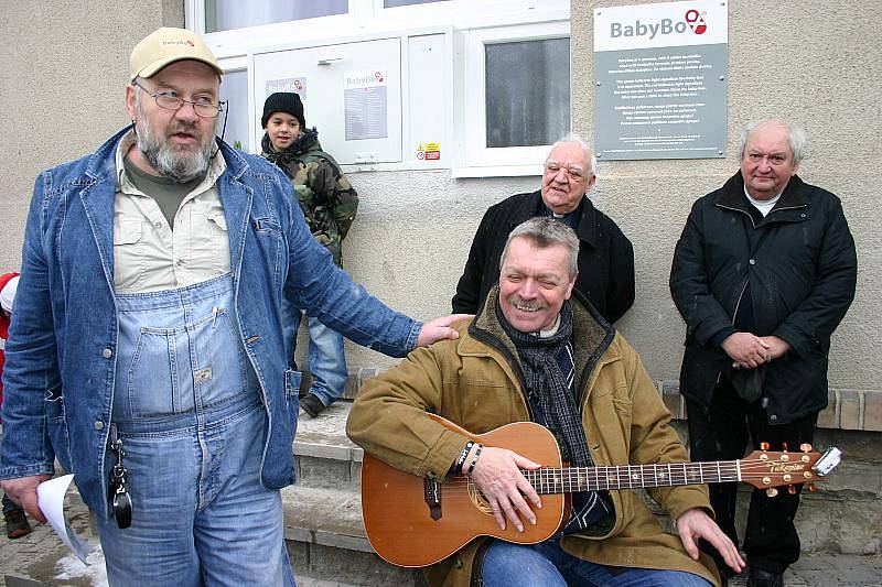 ZAHÁJENÍ PROVOZU slánského babyboxu provázela především dobrá nálada. Autor projektu Ludvík Hess je, kromě jiného, velký bavič