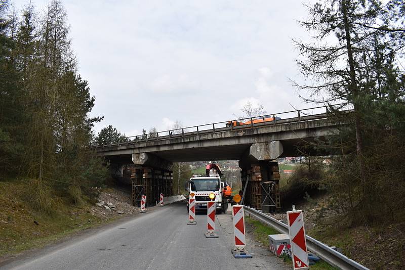 Zpevňování tělesa mostu v Netovicích pod silnicí I/7.