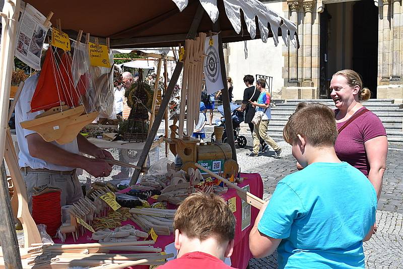 Náměstí před radnicí ožilo jarmarkem  - znělo hudbou a vonělo staročeskými lahůdkami.