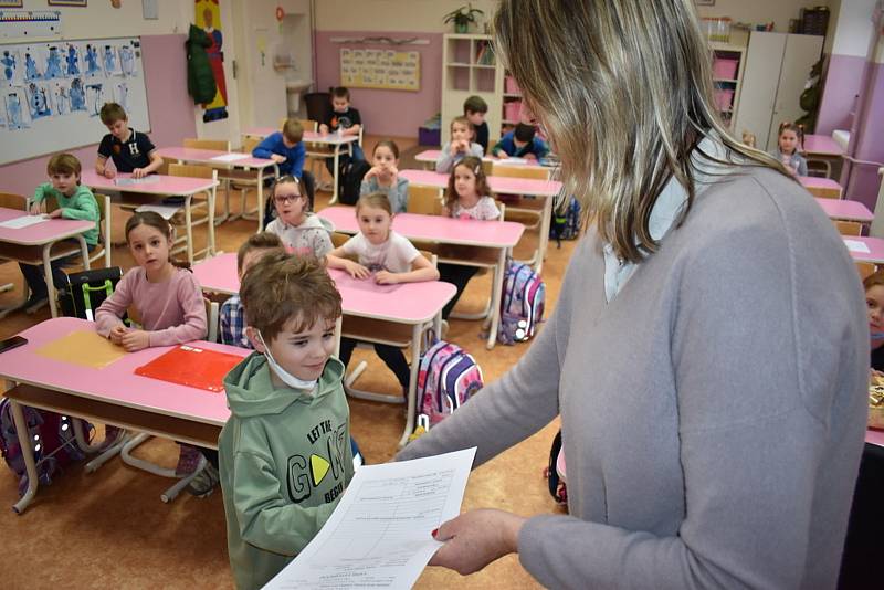 Žáci z 1. A učitelky Pavly Korychové dostali svoje první školní pololetní vysvědčení.