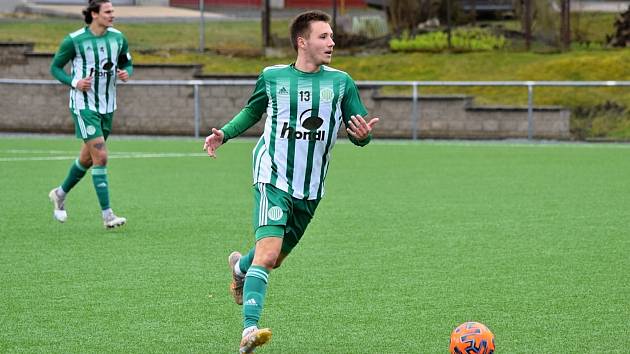 ČFL: Sokol Hostouň (v zelenobílém) remizoval v Rynholci s Karlovými Vary 1:1.