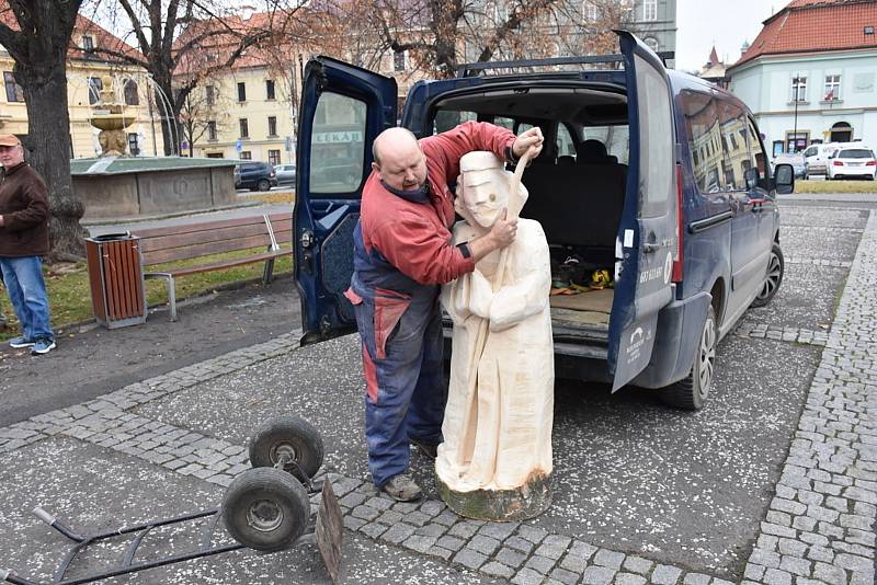 Z instalace dřevěného betlému na Masarykově náměstí ve Slaném. Na snímku řezbář Oldřich Čech ze Dřínova.