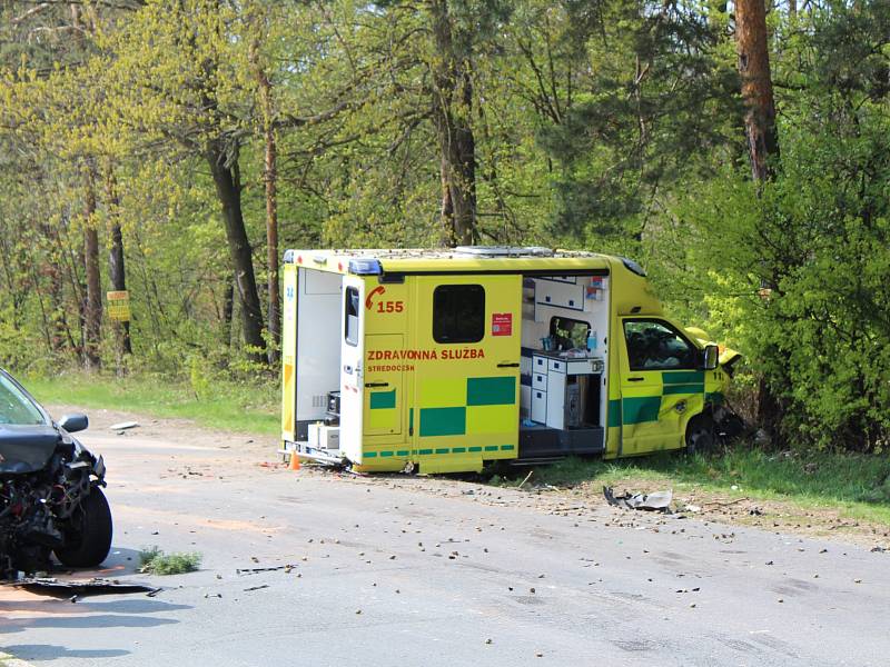 V Pražské ulici v Kladně se srazila sanita s osobním automobilem.