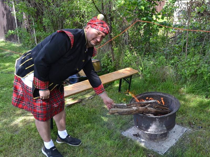 Vašírovští se oblékli do skotských kiltů a užili si zábavné odpoledne.