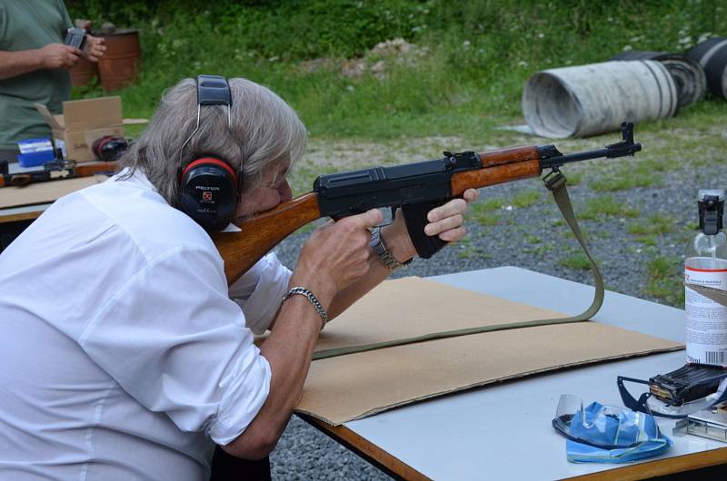 Střelecká soutěž ze samopalu na počest válečné veteránky Vandy Biněvské.