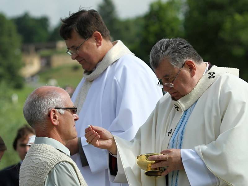 Představení keramické verze panny Marie Lidické na nové oltářní menze a mše Kardinále Dominika Duky // Pietní vzpomínka k 72. výročí vyhlazení obce Lidice